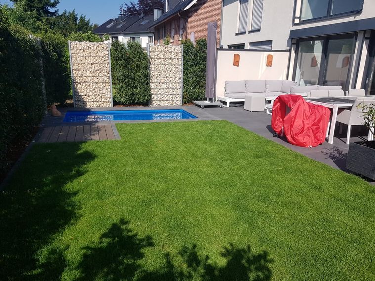 Gartenterasse, Pool und Rasen